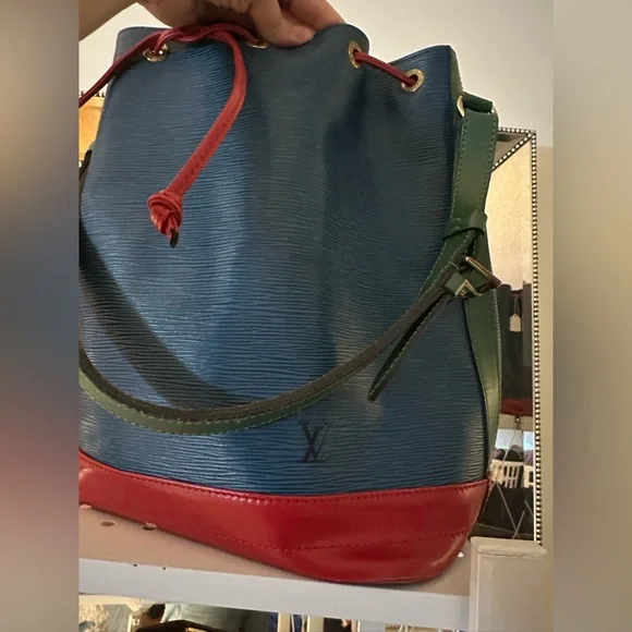 Tri-color LV Colorblock Noe bucket bag Epi Leather, Louis Vuitton Blue Red Green - Picture 4 of 12